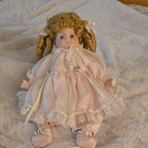 Sunmay Porcelain Doll with Lace Dress WIND Up